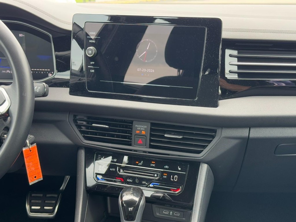 Volkswagen Jetta Vehicle Full-screen Gallery Image 15