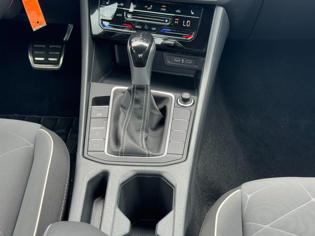 Volkswagen Jetta Vehicle Full-screen Gallery Image 16