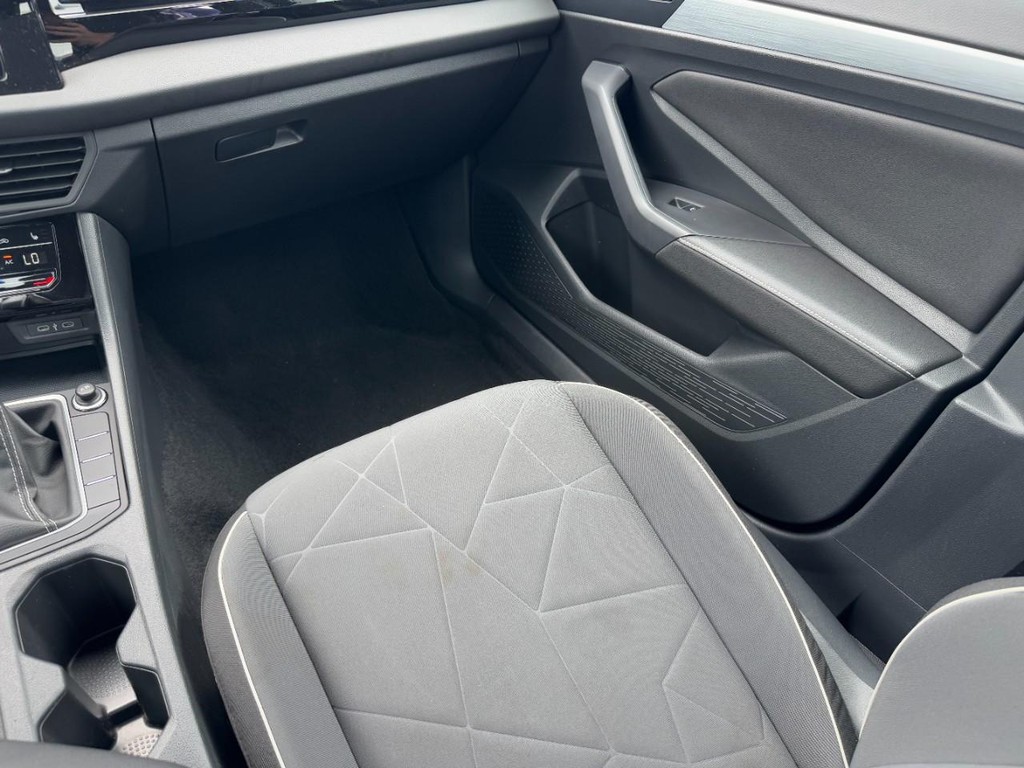 Volkswagen Jetta Vehicle Full-screen Gallery Image 17