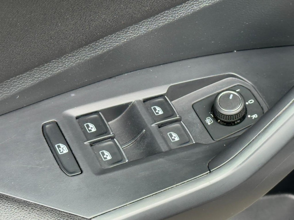 Volkswagen Jetta Vehicle Full-screen Gallery Image 22