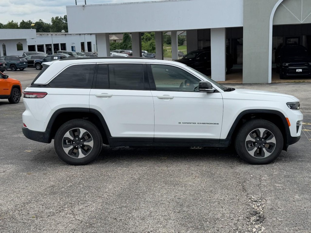 Jeep Grand Cherokee 4xe Vehicle Full-screen Gallery Image 02