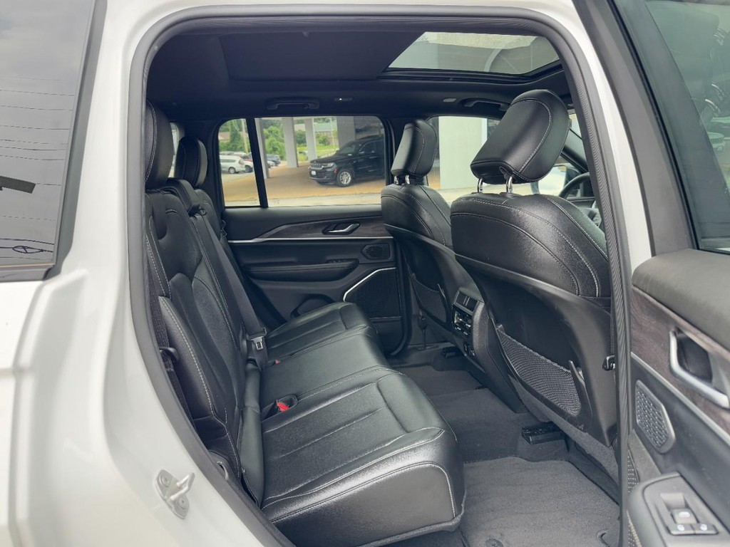 Jeep Grand Cherokee 4xe Vehicle Full-screen Gallery Image 12