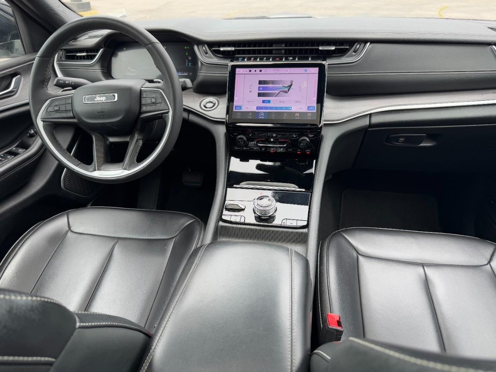 Jeep Grand Cherokee 4xe Vehicle Full-screen Gallery Image 13
