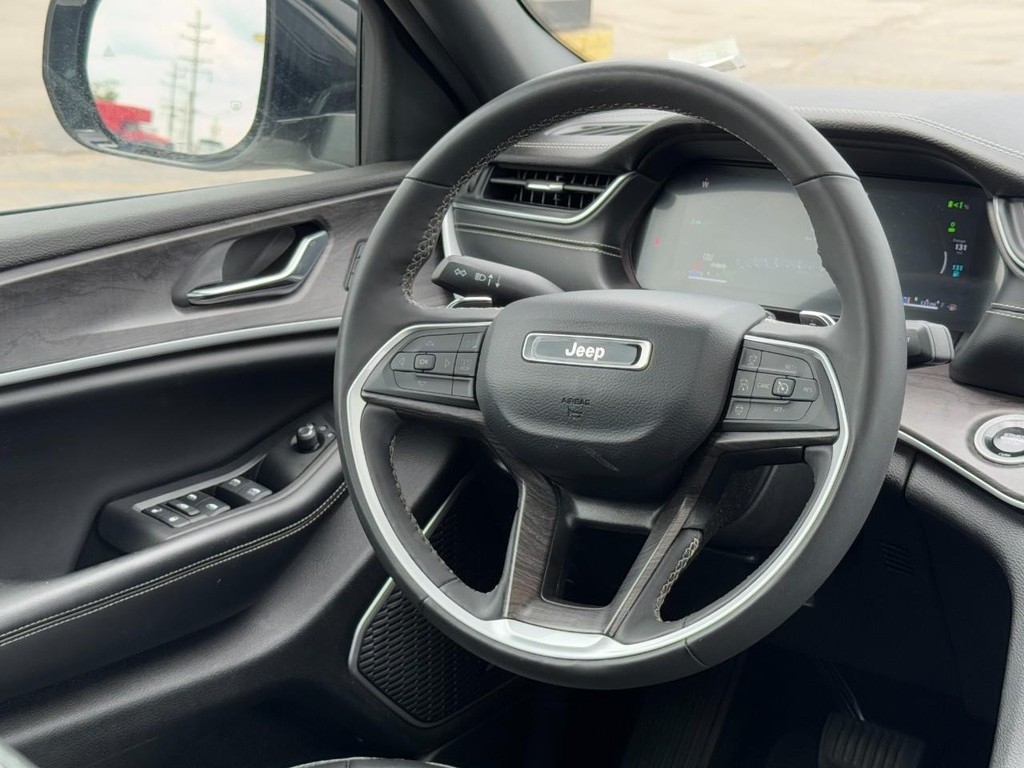 Jeep Grand Cherokee 4xe Vehicle Full-screen Gallery Image 14