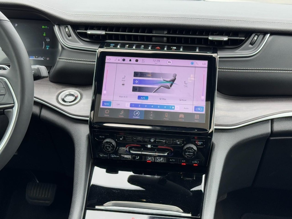 Jeep Grand Cherokee 4xe Vehicle Full-screen Gallery Image 15