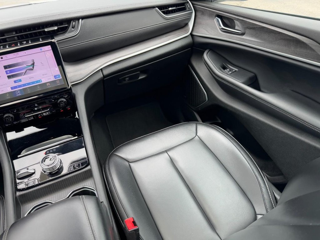 Jeep Grand Cherokee 4xe Vehicle Full-screen Gallery Image 17