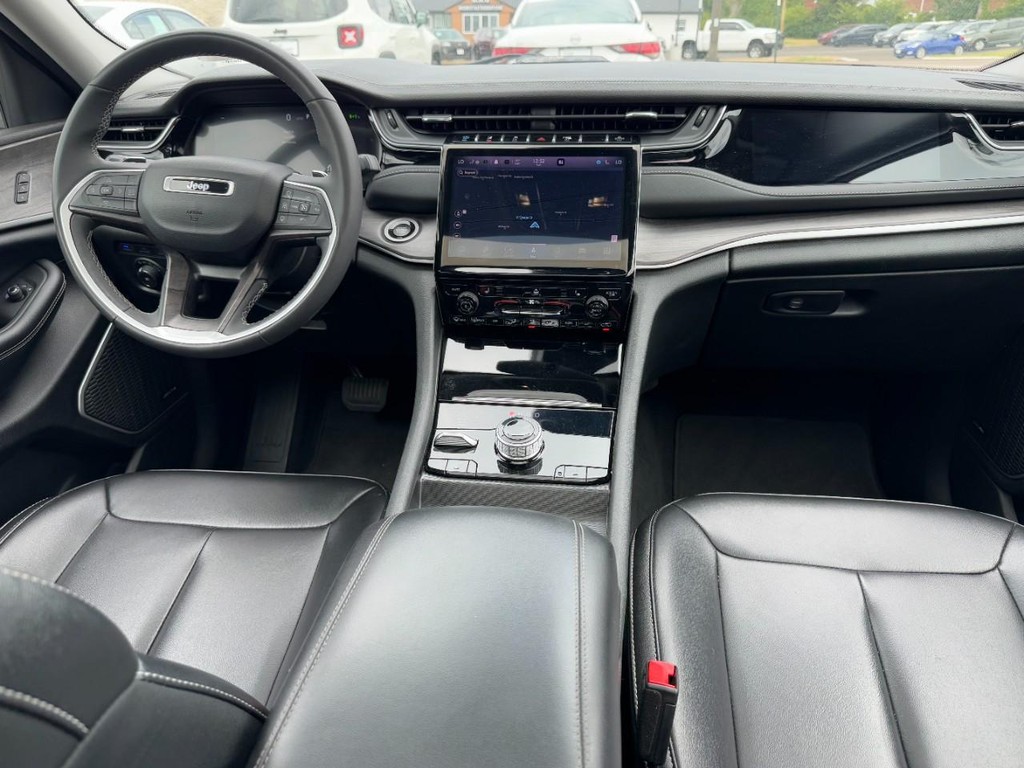 Jeep Grand Cherokee 4xe Vehicle Full-screen Gallery Image 13