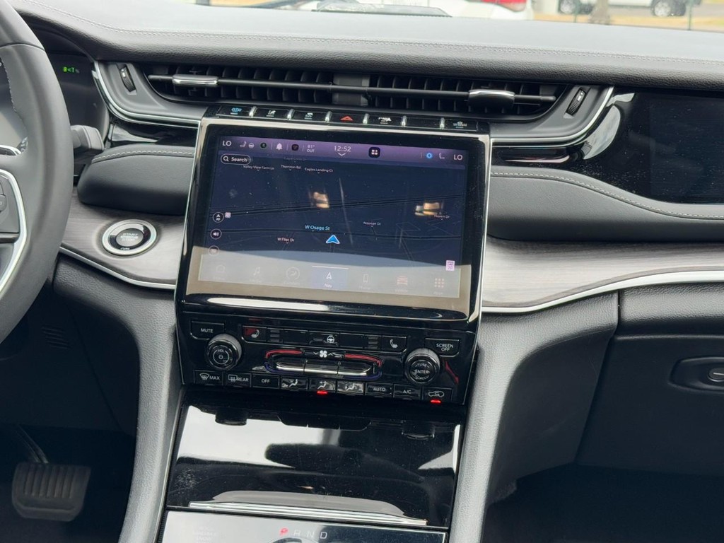 Jeep Grand Cherokee 4xe Vehicle Full-screen Gallery Image 15