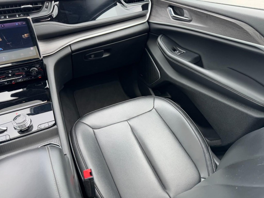 Jeep Grand Cherokee 4xe Vehicle Full-screen Gallery Image 17