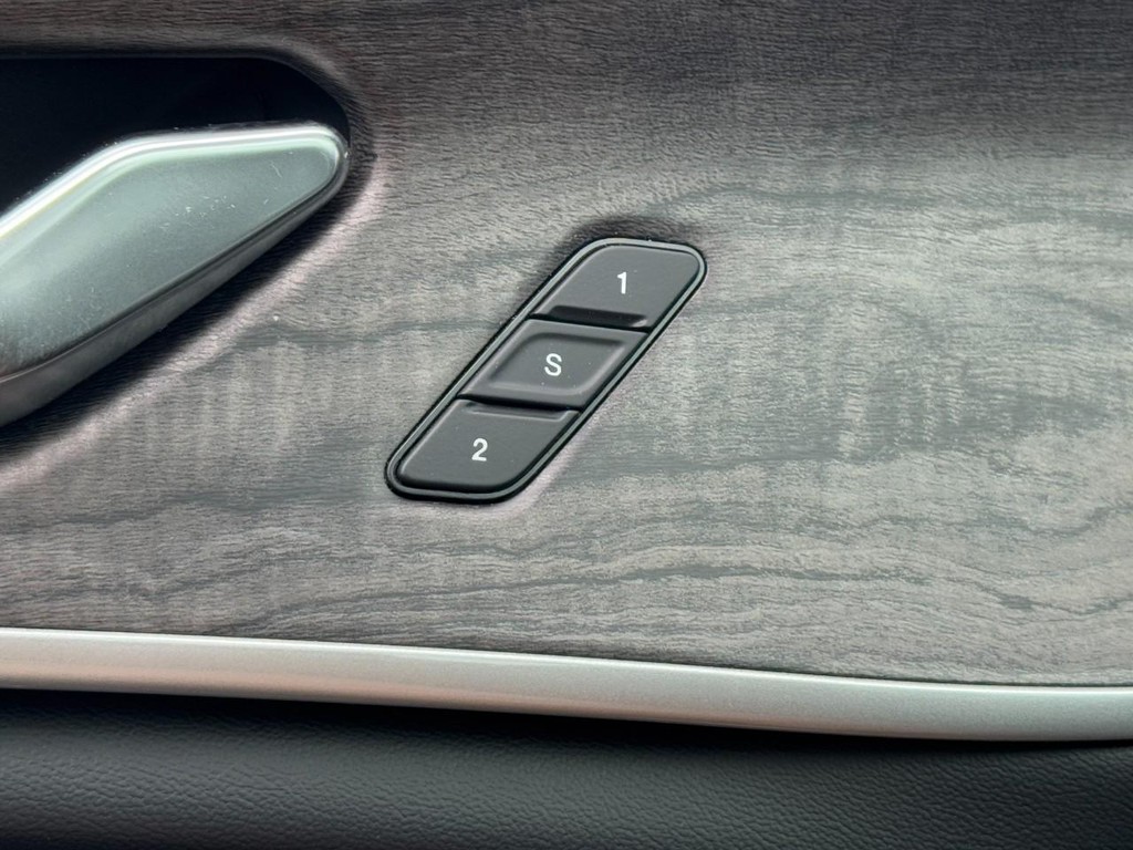 Jeep Grand Cherokee 4xe Vehicle Full-screen Gallery Image 18