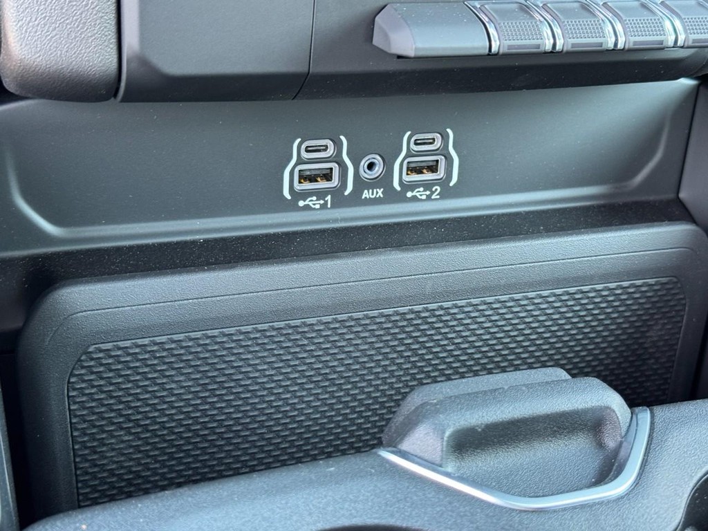 Ram 1500 Vehicle Full-screen Gallery Image 15