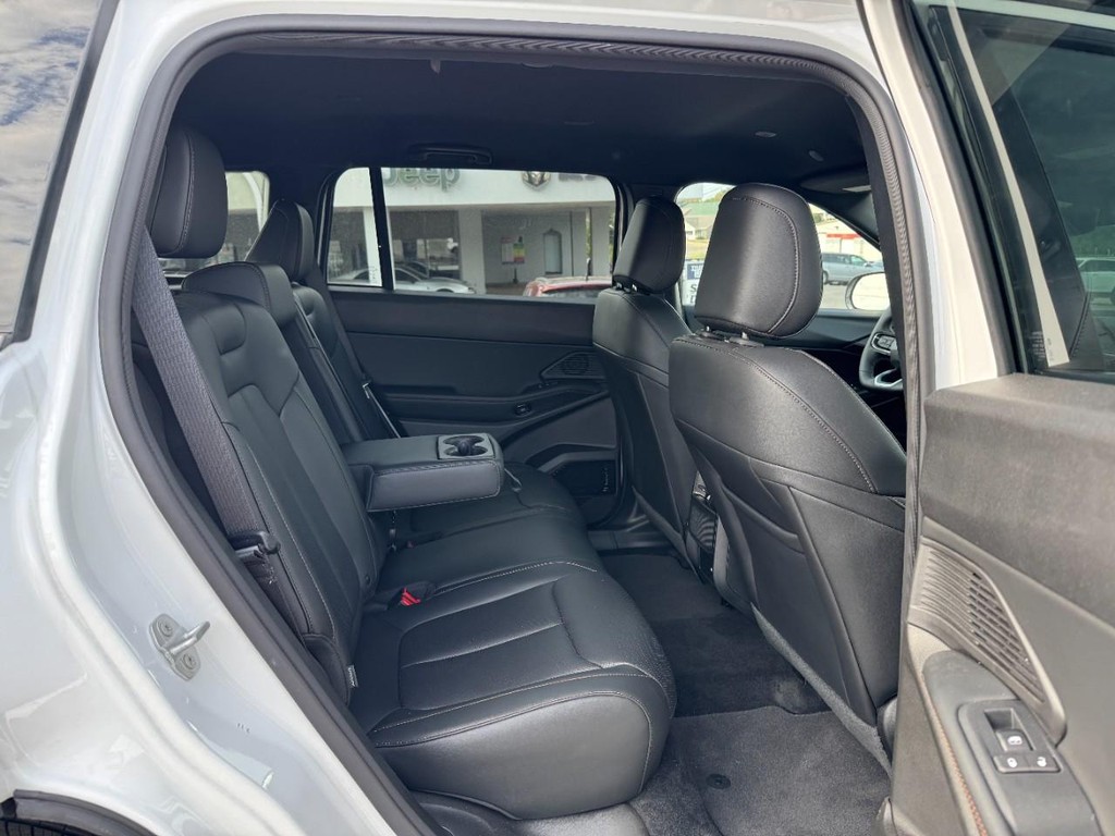 Jeep Cherokee Vehicle Full-screen Gallery Image 06