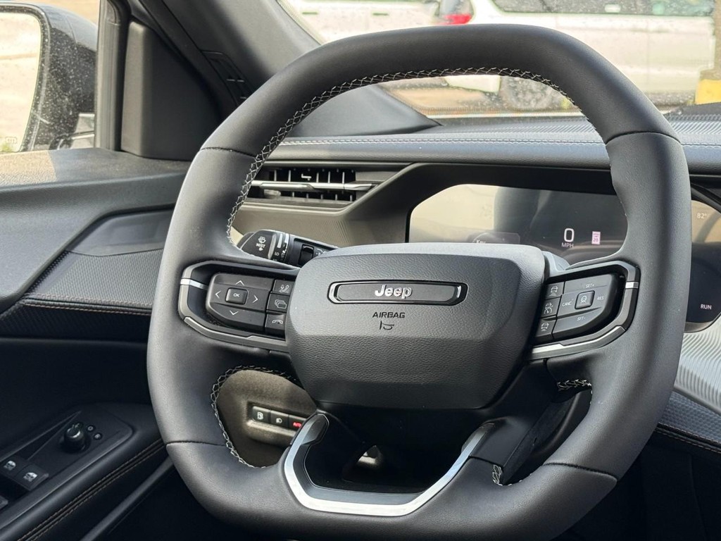 Jeep Cherokee Vehicle Full-screen Gallery Image 09