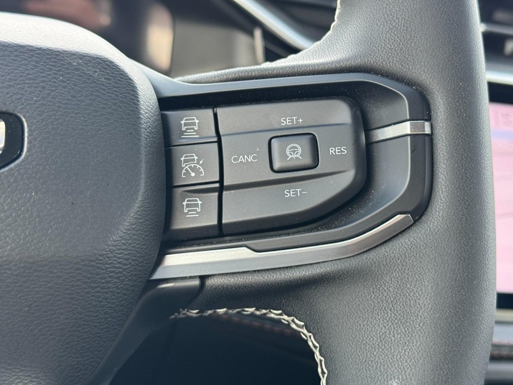 Jeep Cherokee Vehicle Full-screen Gallery Image 13
