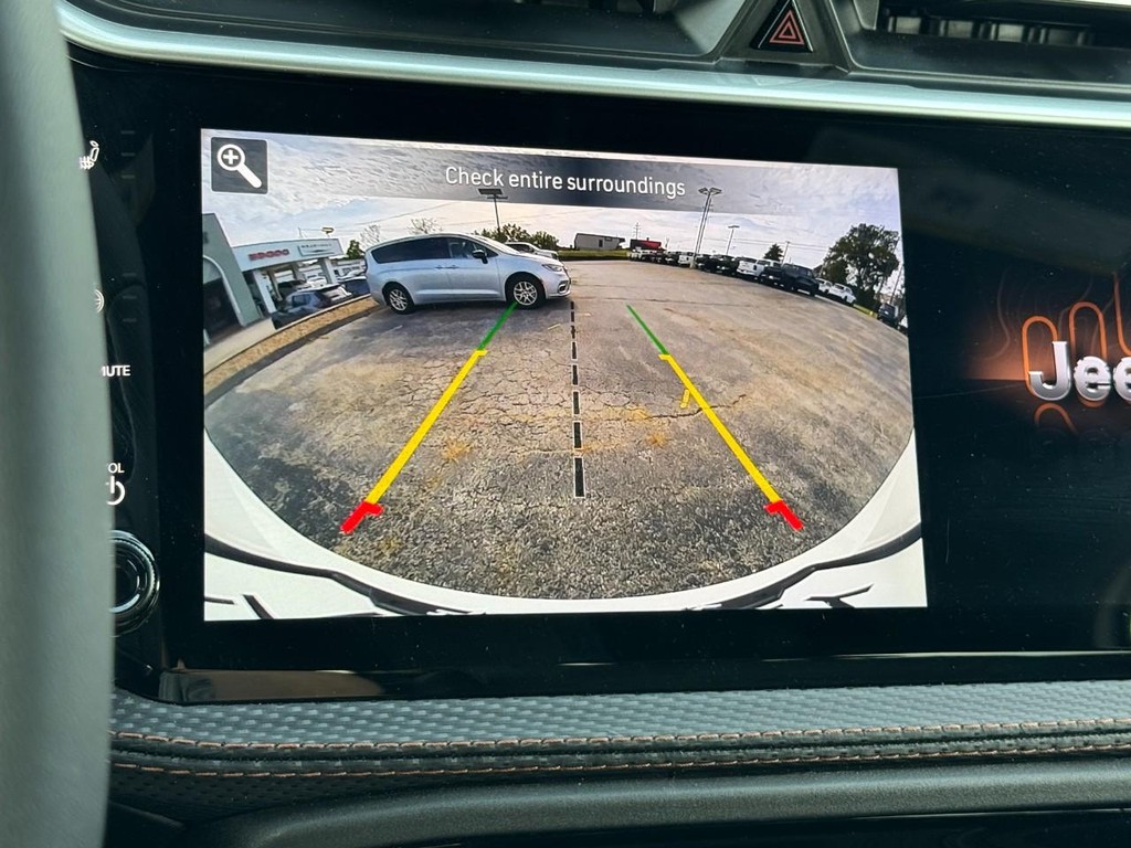 Jeep Cherokee Vehicle Full-screen Gallery Image 17