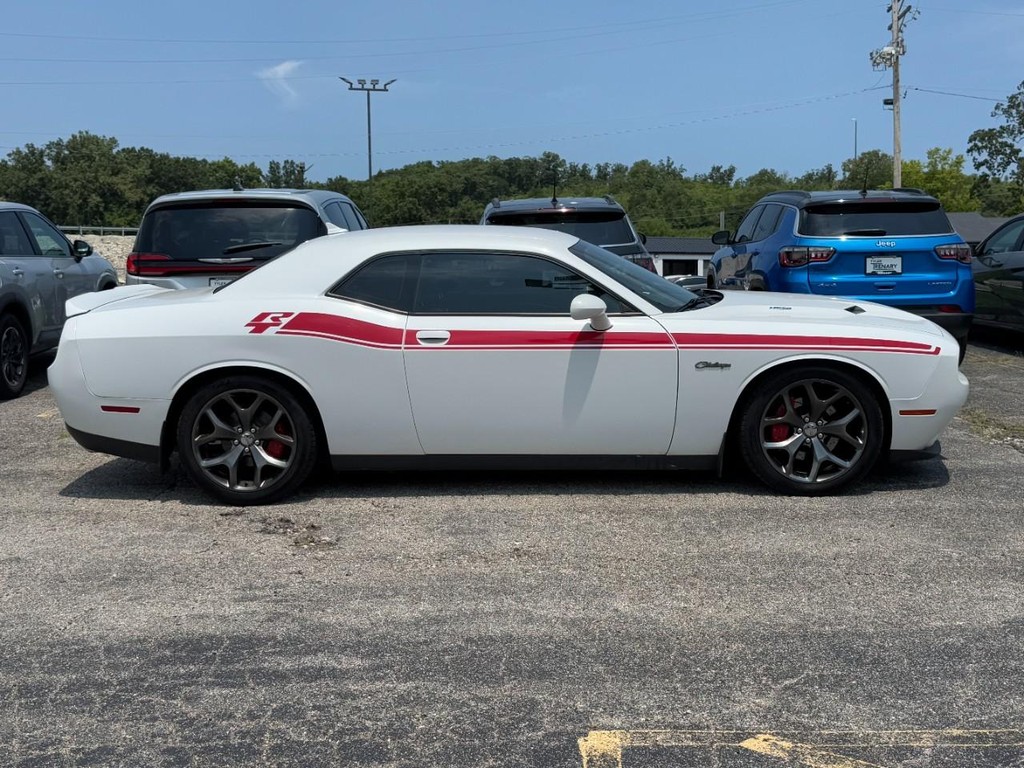 Dodge Challenger Vehicle Full-screen Gallery Image 02
