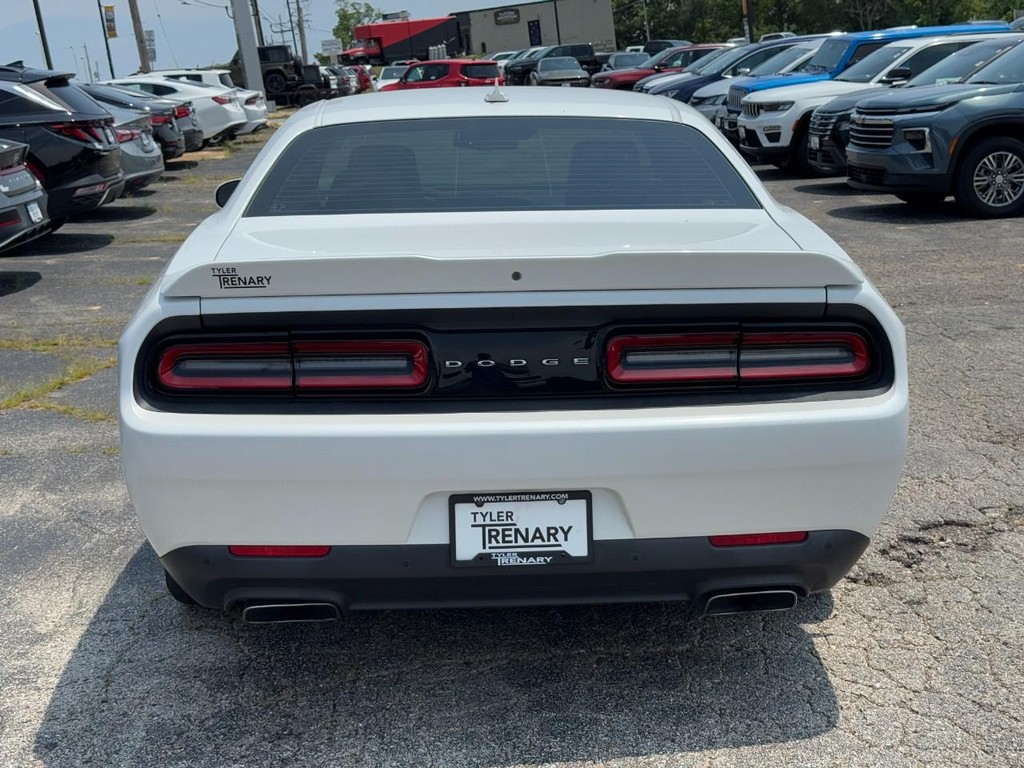 Dodge Challenger Vehicle Full-screen Gallery Image 05