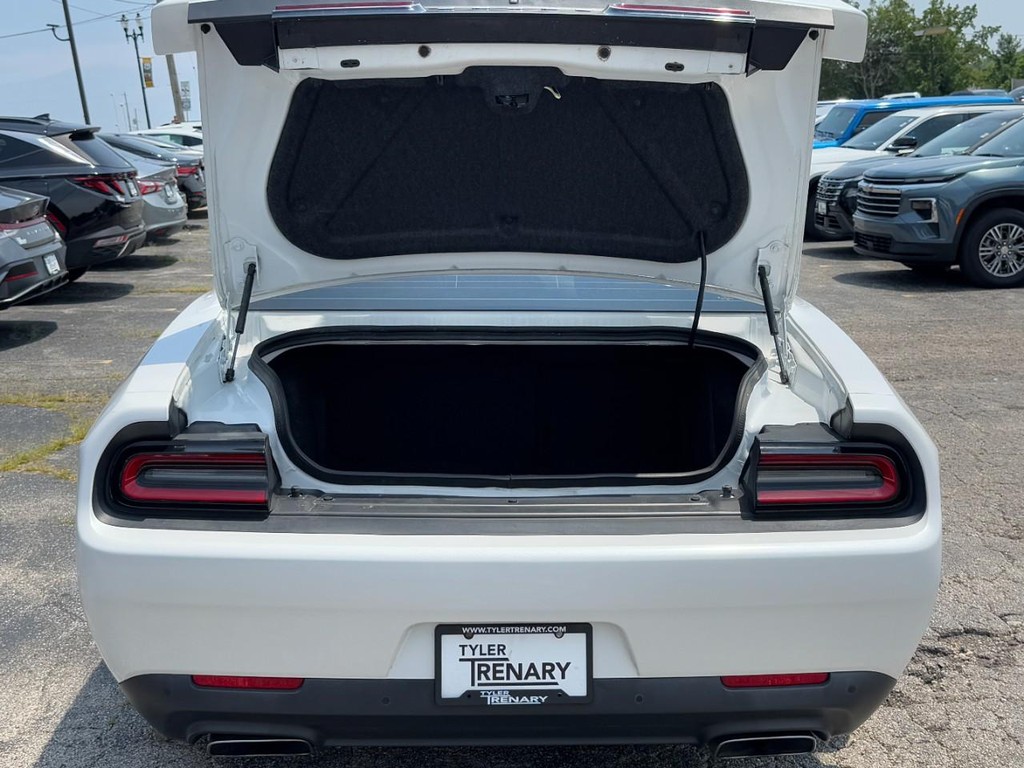 Dodge Challenger Vehicle Full-screen Gallery Image 06