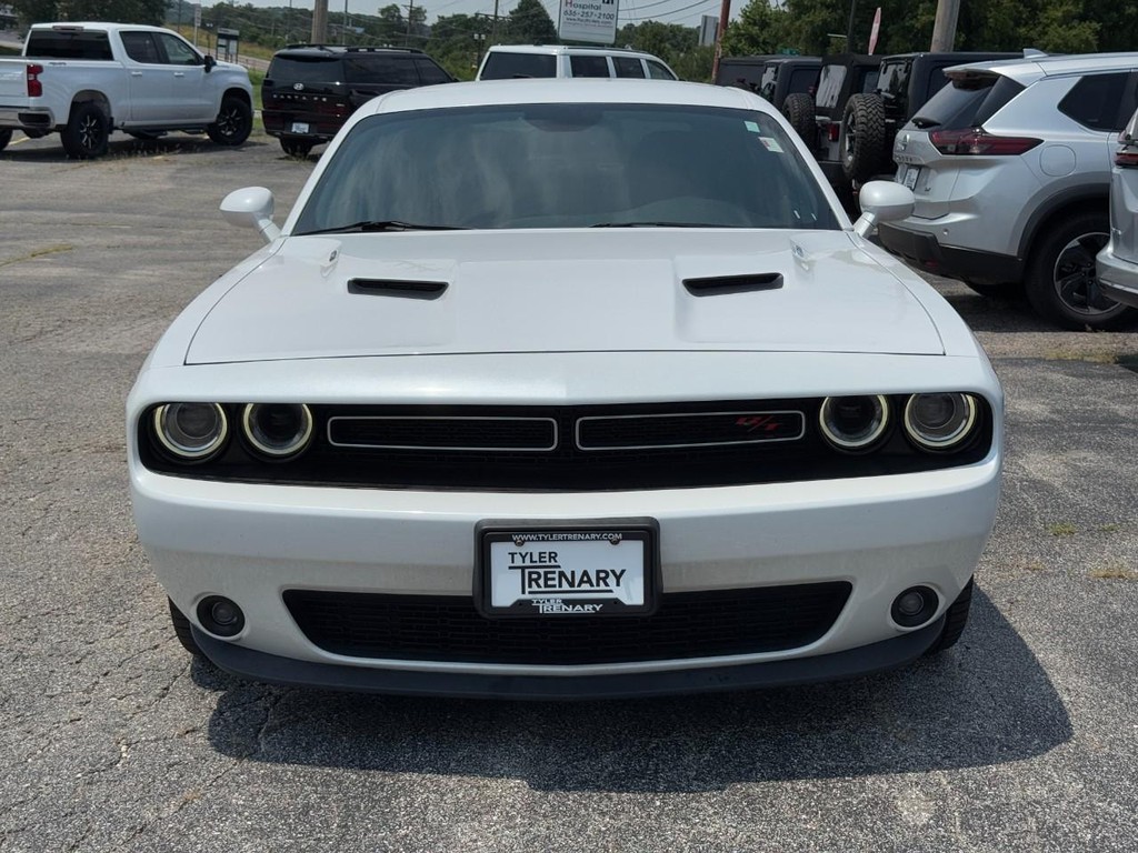 Dodge Challenger Vehicle Full-screen Gallery Image 11