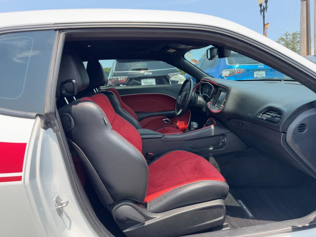 Dodge Challenger Vehicle Full-screen Gallery Image 12