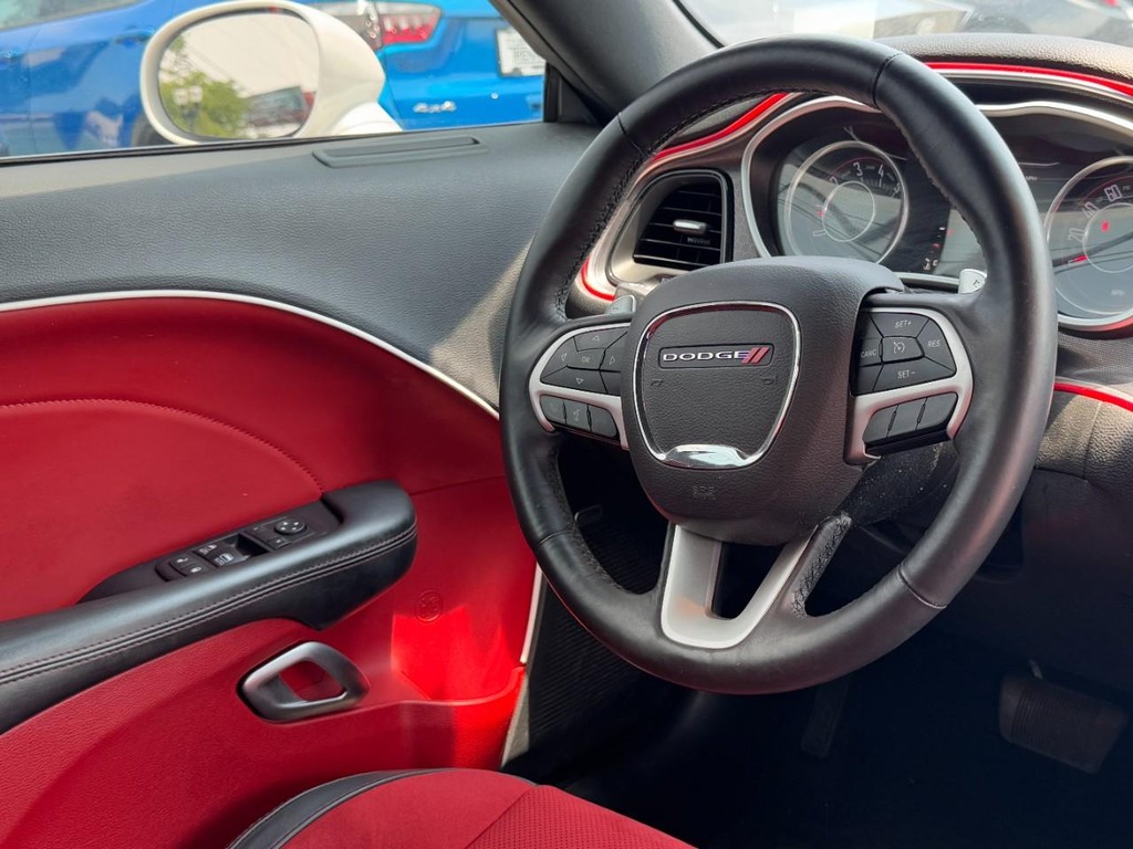 Dodge Challenger Vehicle Full-screen Gallery Image 15