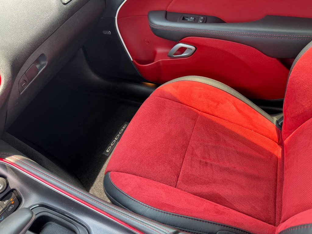 Dodge Challenger Vehicle Full-screen Gallery Image 18
