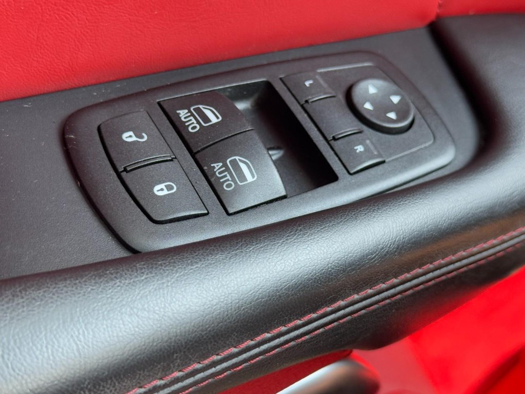 Dodge Challenger Vehicle Full-screen Gallery Image 26