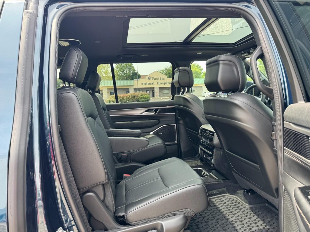 Jeep Grand Wagoneer Vehicle Full-screen Gallery Image 06