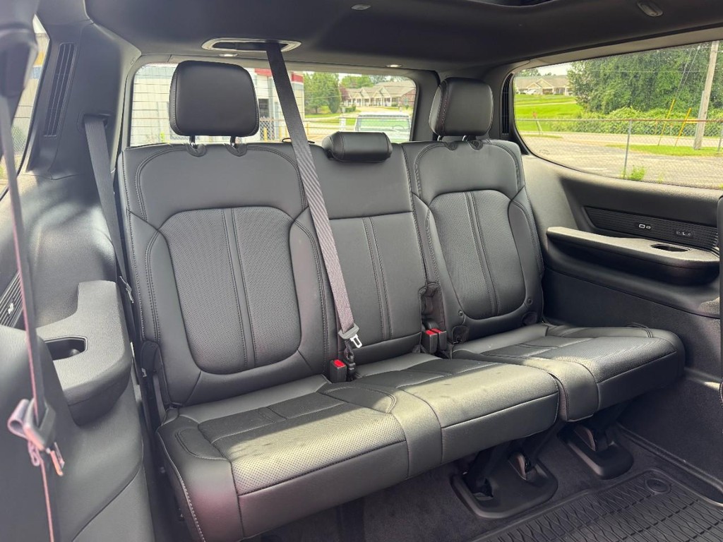 Jeep Grand Wagoneer Vehicle Full-screen Gallery Image 07
