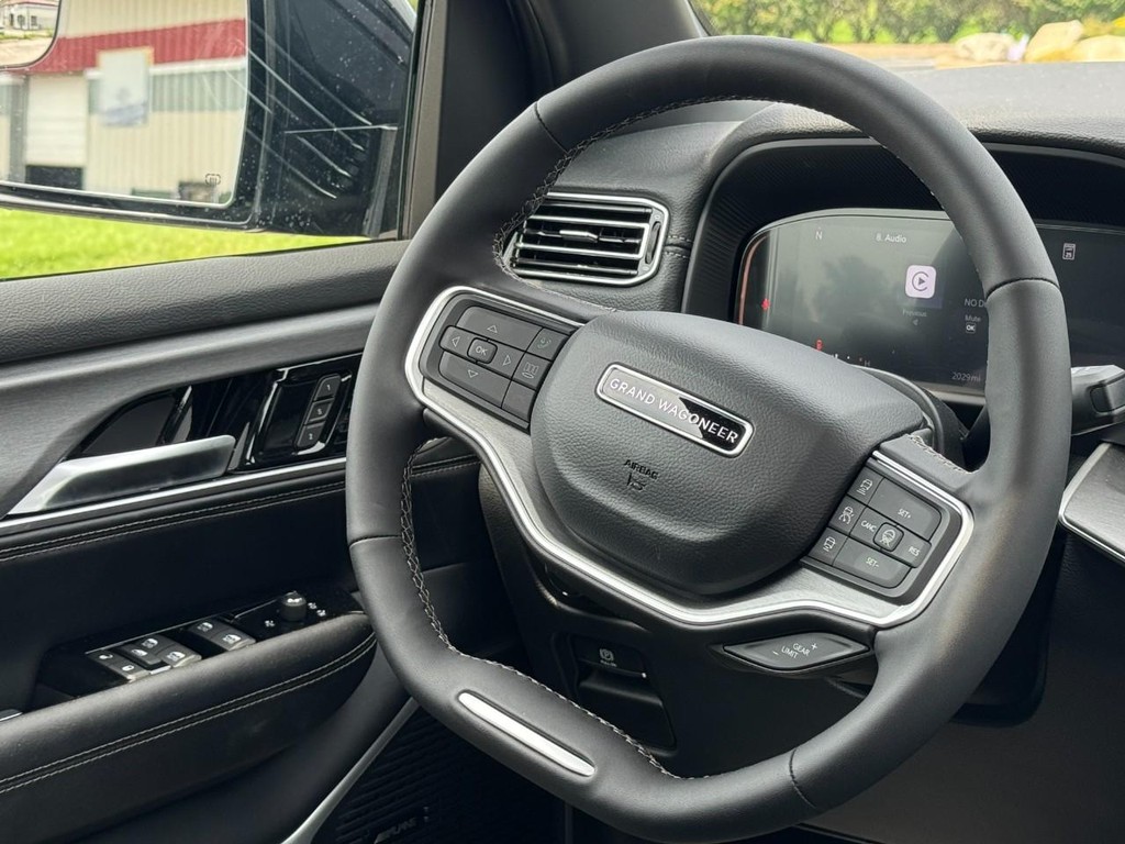 Jeep Grand Wagoneer Vehicle Full-screen Gallery Image 10
