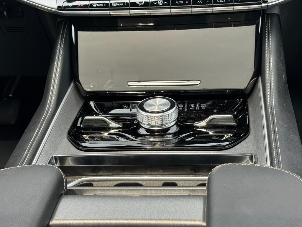 Jeep Grand Wagoneer Vehicle Full-screen Gallery Image 12