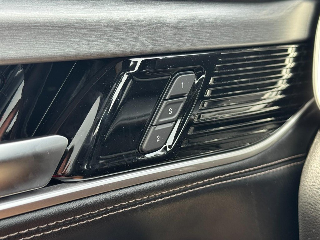 Jeep Grand Wagoneer Vehicle Full-screen Gallery Image 13