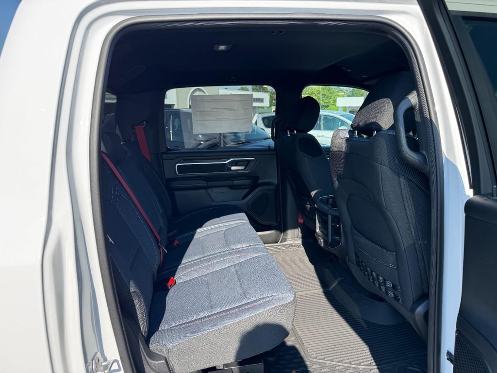 Ram 1500 Vehicle Full-screen Gallery Image 06