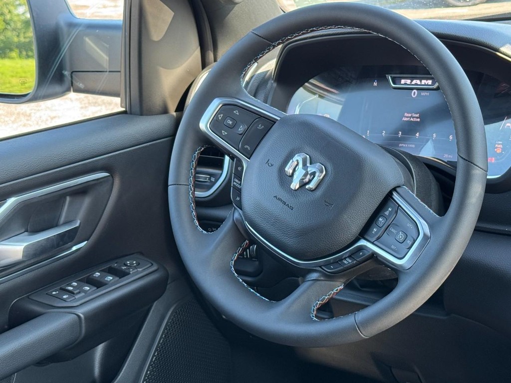 Ram 1500 Vehicle Full-screen Gallery Image 09