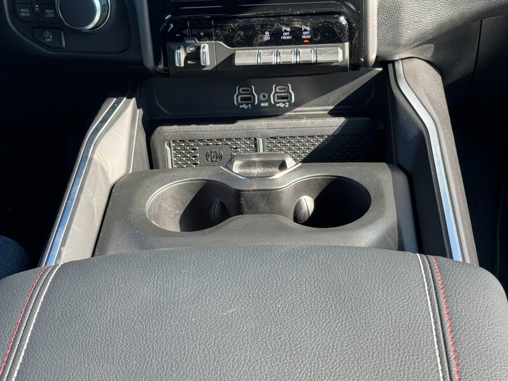 Ram 1500 Vehicle Full-screen Gallery Image 11