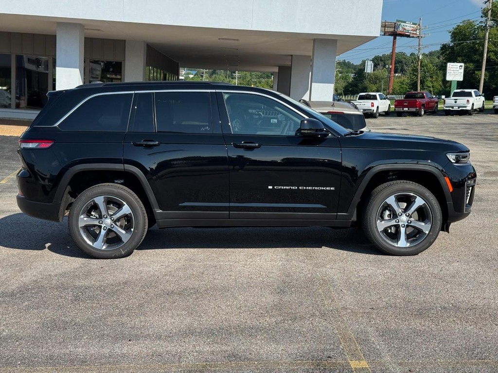 Jeep Grand Cherokee Vehicle Full-screen Gallery Image 02
