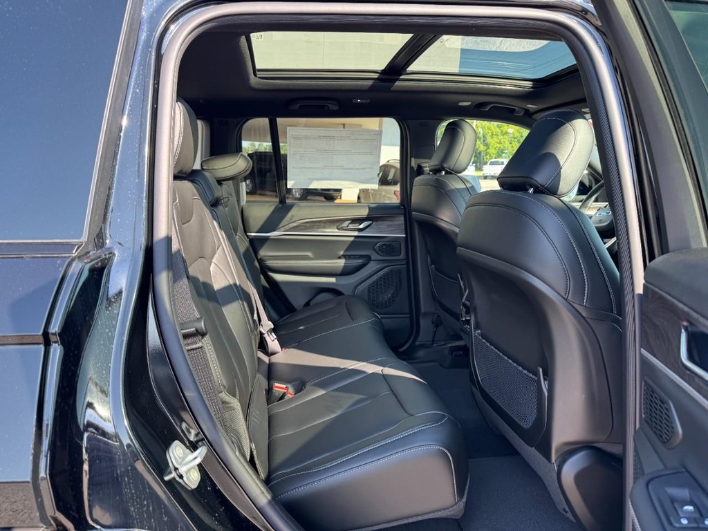 Jeep Grand Cherokee Vehicle Full-screen Gallery Image 06