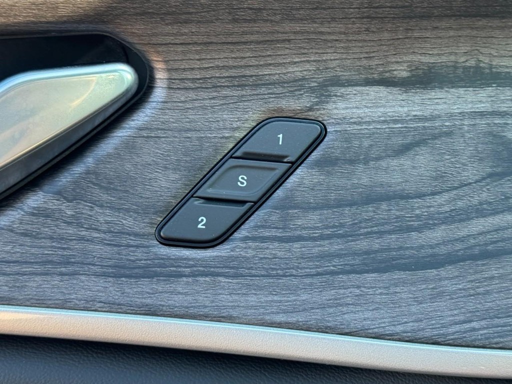 Jeep Grand Cherokee Vehicle Full-screen Gallery Image 12
