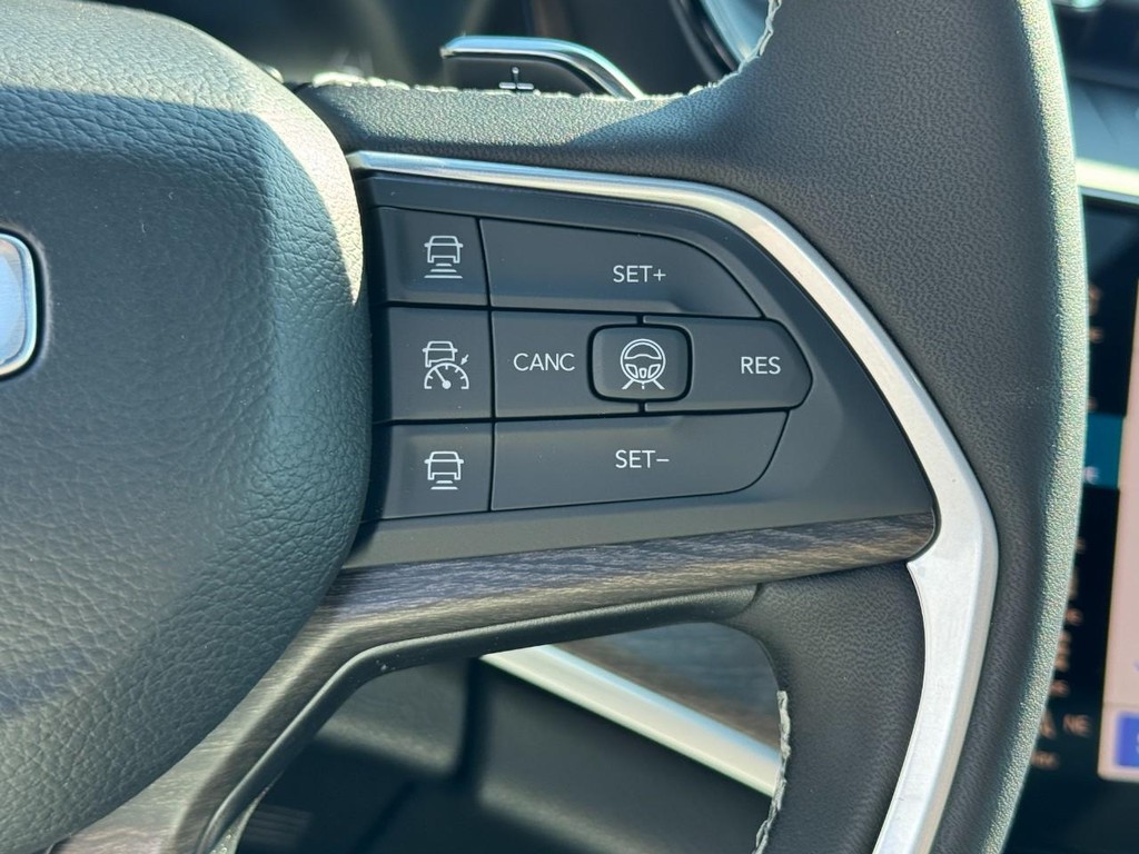 Jeep Grand Cherokee Vehicle Full-screen Gallery Image 14