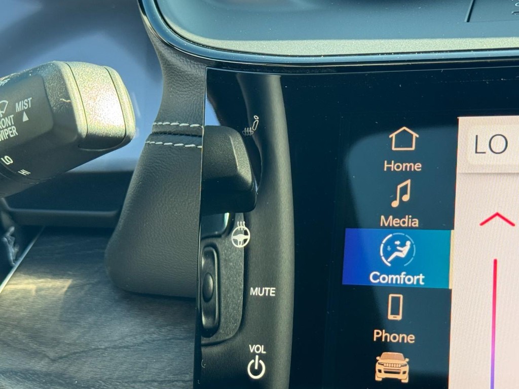 Jeep Grand Cherokee Vehicle Full-screen Gallery Image 16