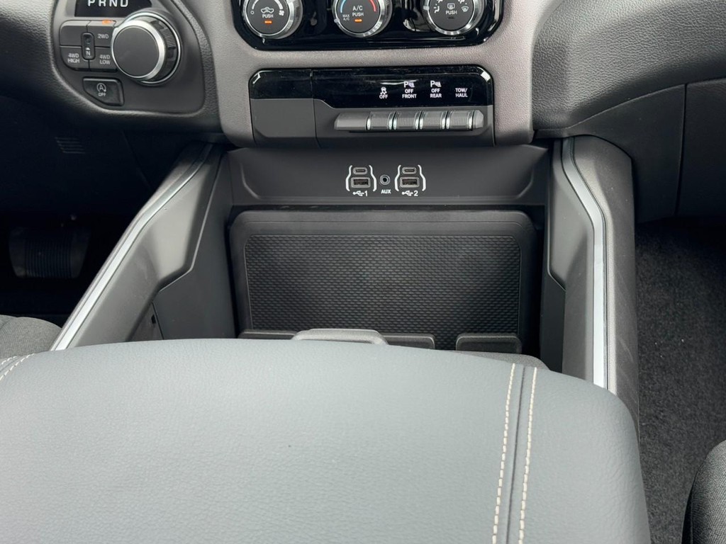 Ram 1500 Vehicle Full-screen Gallery Image 11