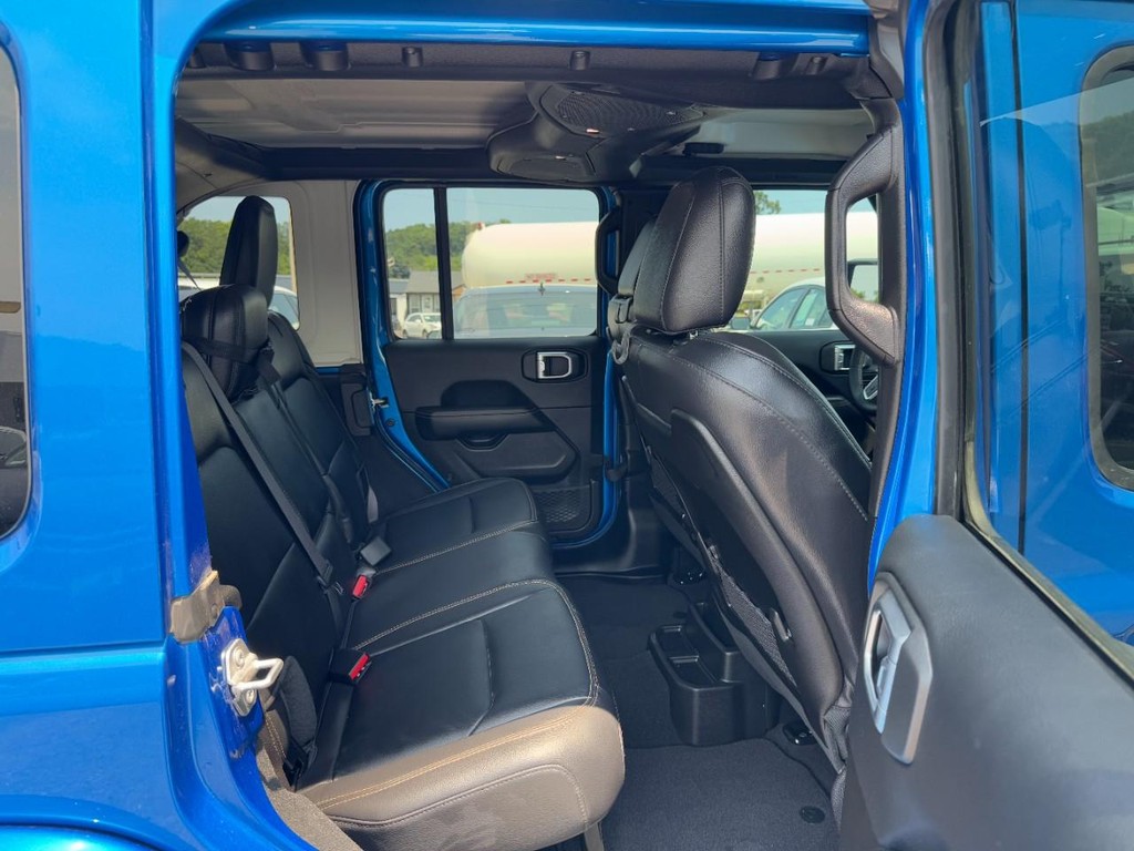 Jeep Wrangler Vehicle Full-screen Gallery Image 12