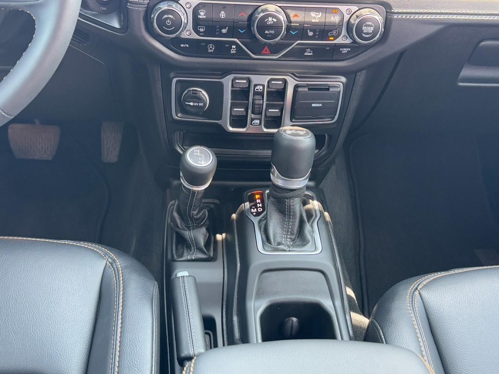 Jeep Wrangler Vehicle Full-screen Gallery Image 16