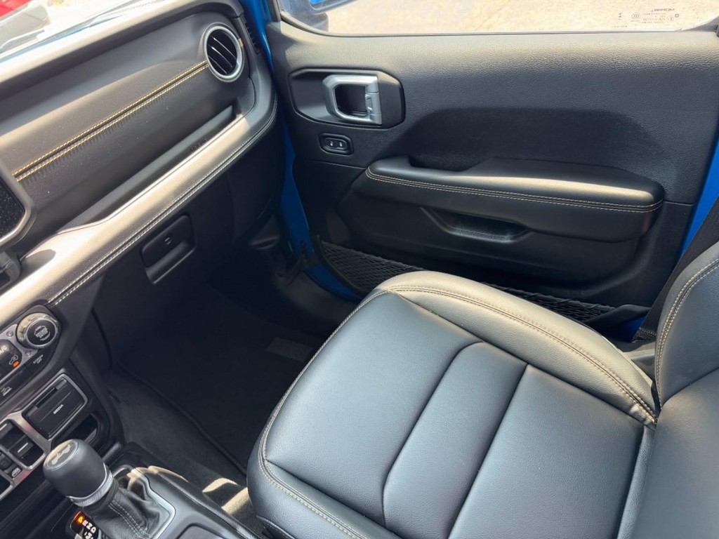 Jeep Wrangler Vehicle Full-screen Gallery Image 17