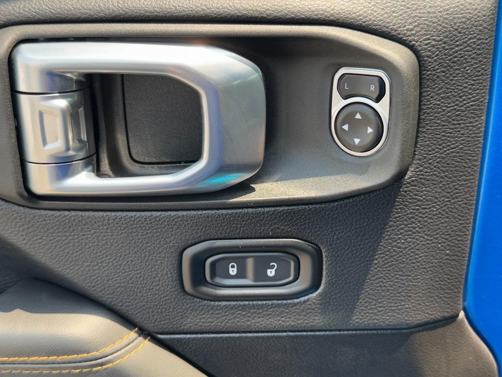 Jeep Wrangler Vehicle Full-screen Gallery Image 24