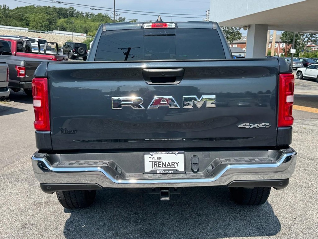 Ram 1500 Vehicle Full-screen Gallery Image 05
