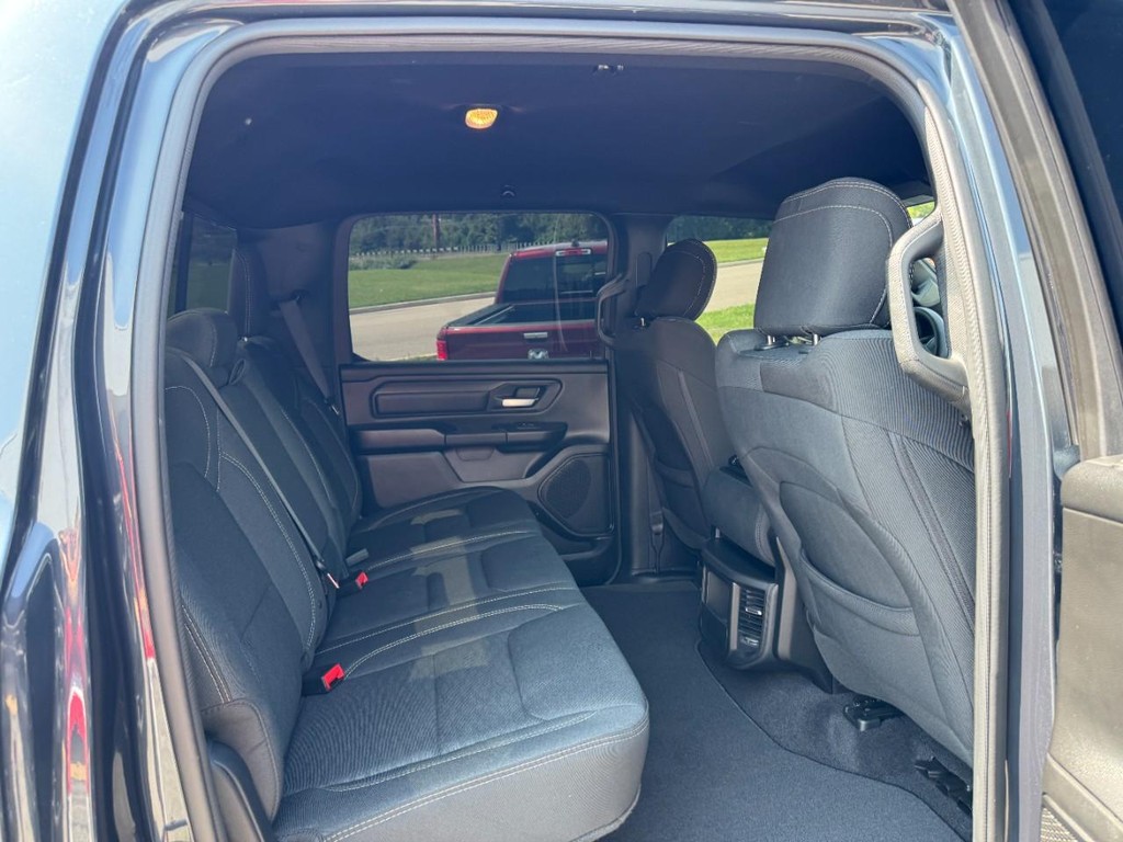 Ram 1500 Vehicle Full-screen Gallery Image 12