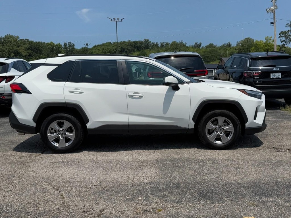 Toyota RAV4 Vehicle Full-screen Gallery Image 02