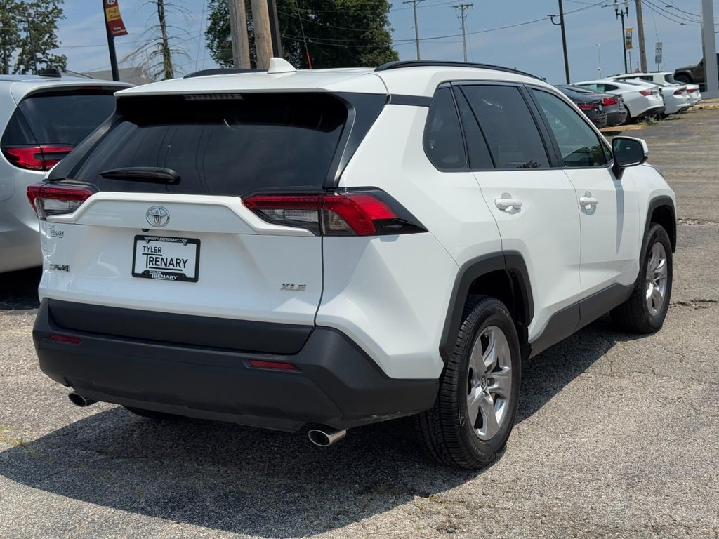 Toyota RAV4 Vehicle Full-screen Gallery Image 04