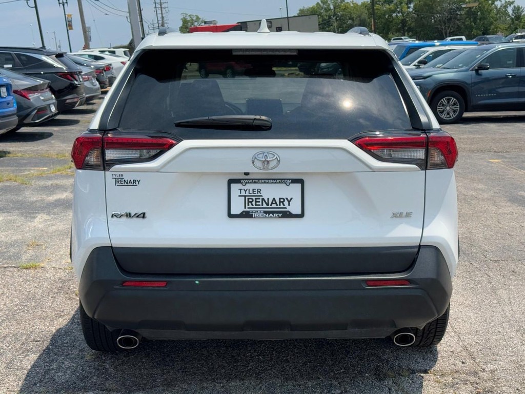 Toyota RAV4 Vehicle Full-screen Gallery Image 05